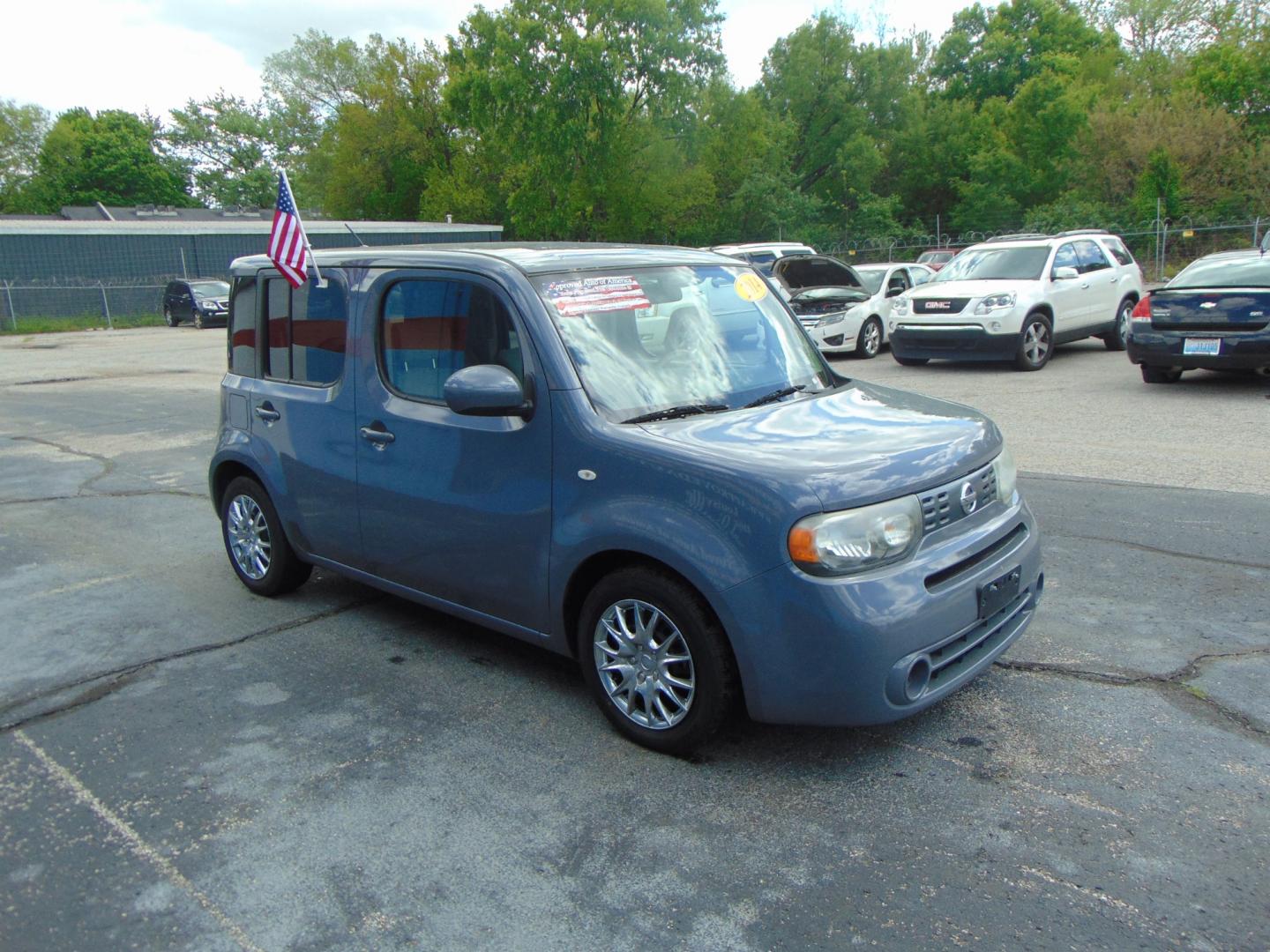 2014 Gray Nissan cube (JN8AZ2KR6ET) with an 4-Cyl 1.8 Liter engine, Automatic, CVT transmission, located at 2105 Dixie Hwy, Louisville, KY, 40210, (502) 772-3333, 38.220932, -85.795441 - Photo#3